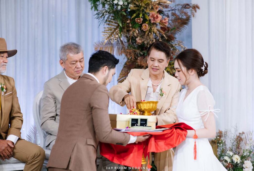 ภาพผู้ใหญ่เจรจาสู่ขอในพิธีแต่งงานที่เรือนไทยมิลันอนัญญา