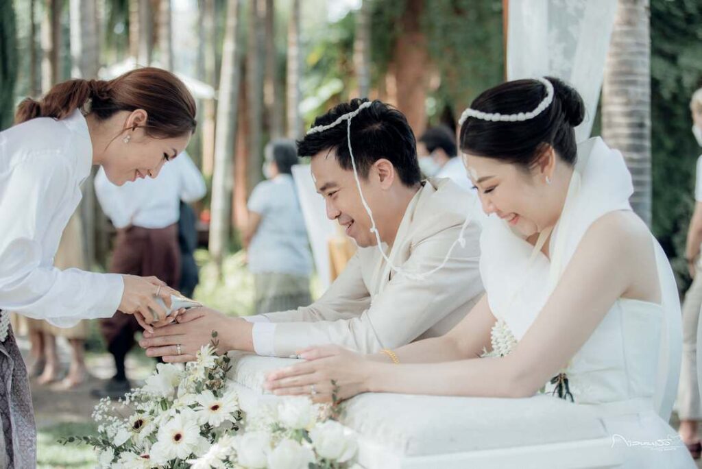 ภาพพิธีหลั่งน้ำพระพุทธมนต์ หรือ รดน้ำสังข์ ที่เรือนไทยมิลันอนัญญา